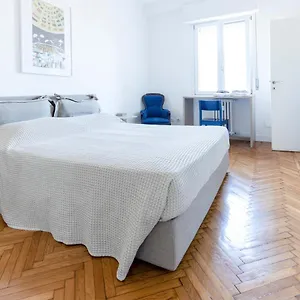 Flat 5 Min From Duomo With Park For Small Cars Milan